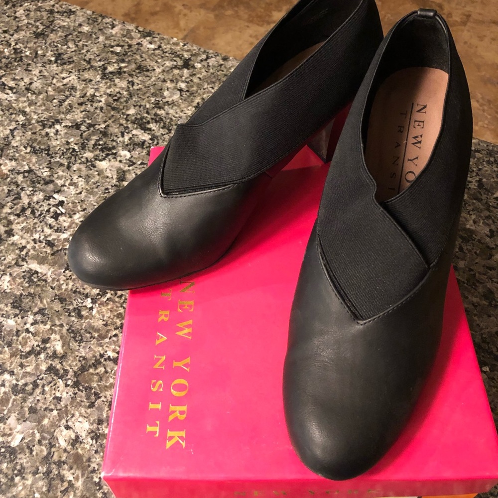 BNWT. black fabric pumps